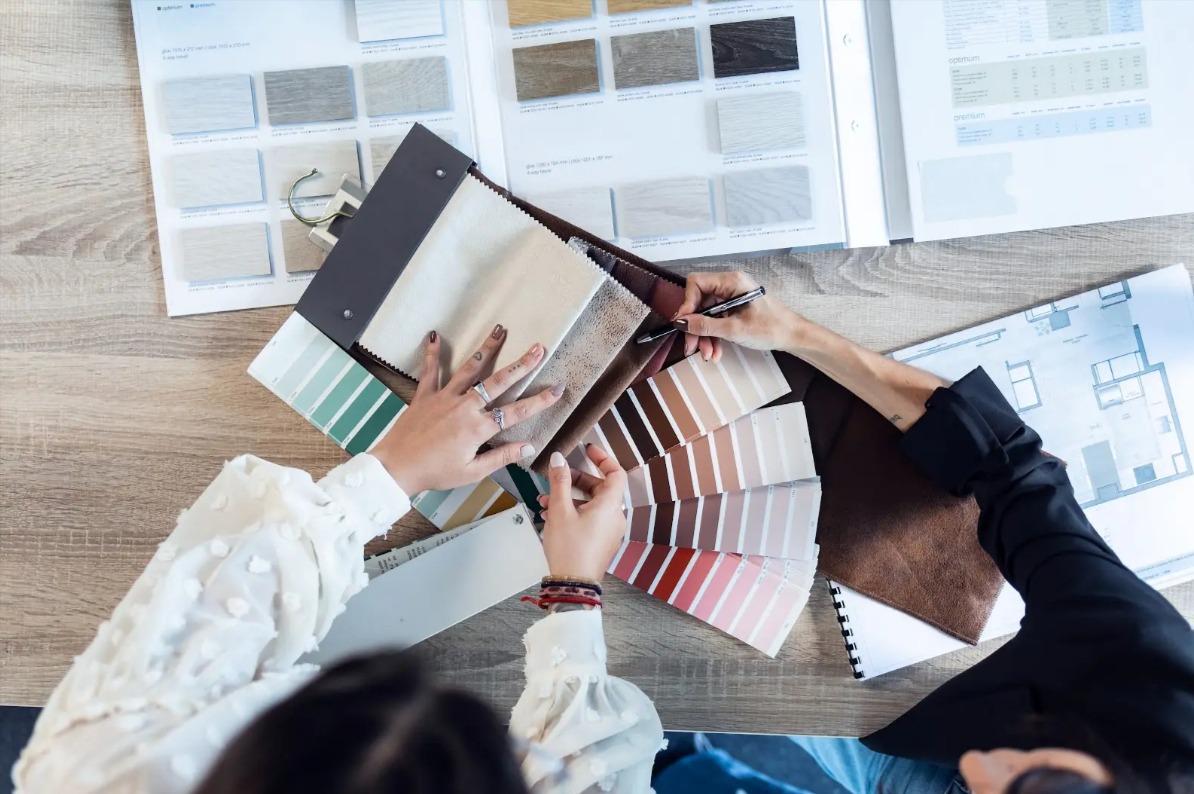 Espacio de trabajo diseñado en Montequinto con iluminación técnica, mobiliario funcional y decoración interior adaptada a la marca del cliente.