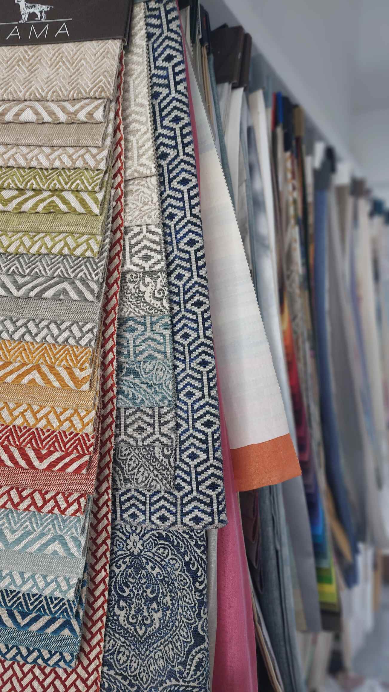 Interior de un dormitorio con cabecero tapizado y estores de lino, mostrando decoración textil moderna y funcional en Montequinto.